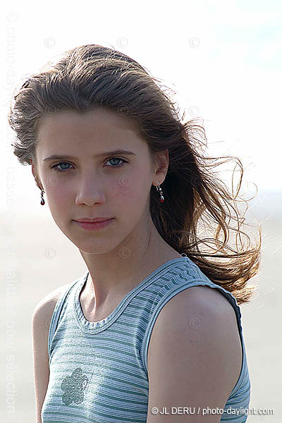 portrait de jeune fille au bord de la mer - girl's portrait at the sea's edge